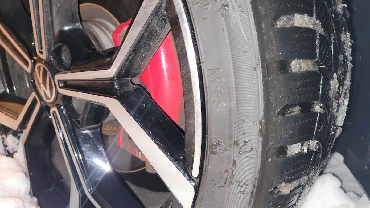 Řidiči si myslí, že mohou beztrestně jezdit se zimními pneumatikami staršími 5 let. Co ale říká zákon?