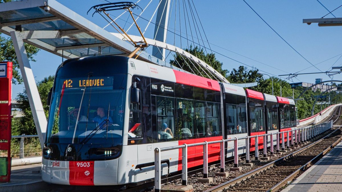 Česká tramvaj budoucnosti nepotřebuje řidiče. V depu sama zaparkuje a „vynadá“ technikům za závady