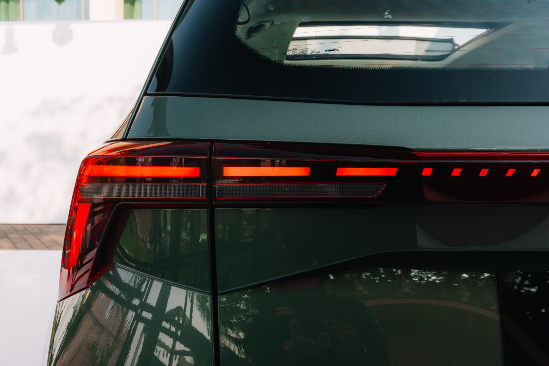 Historický zlom u Škody. První model dostal svítící logo na zádi, Češi si na něj ale musí nechat zajít chuť