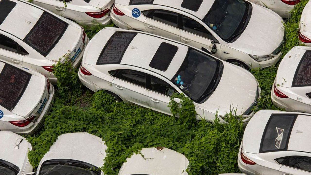 Konec snu o elektrické budoucnosti. Automobilkám dochází trpělivost, klesá zisk, a tak radikálně mění plány