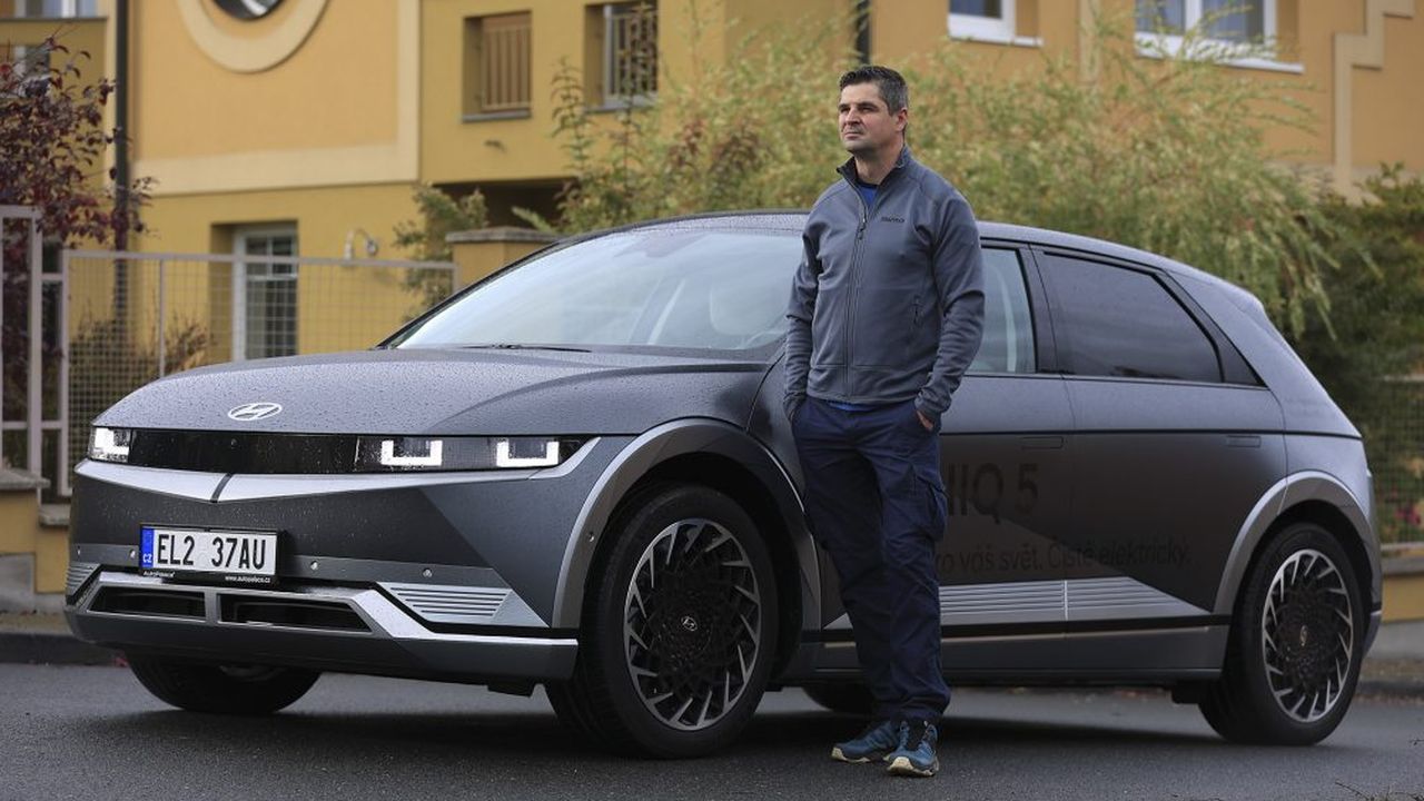 Dovolená v elektromobilu? Specialista na elektromobilitu má návod, jak se vyhnout panice i přeplacení. Střešní box sundejte