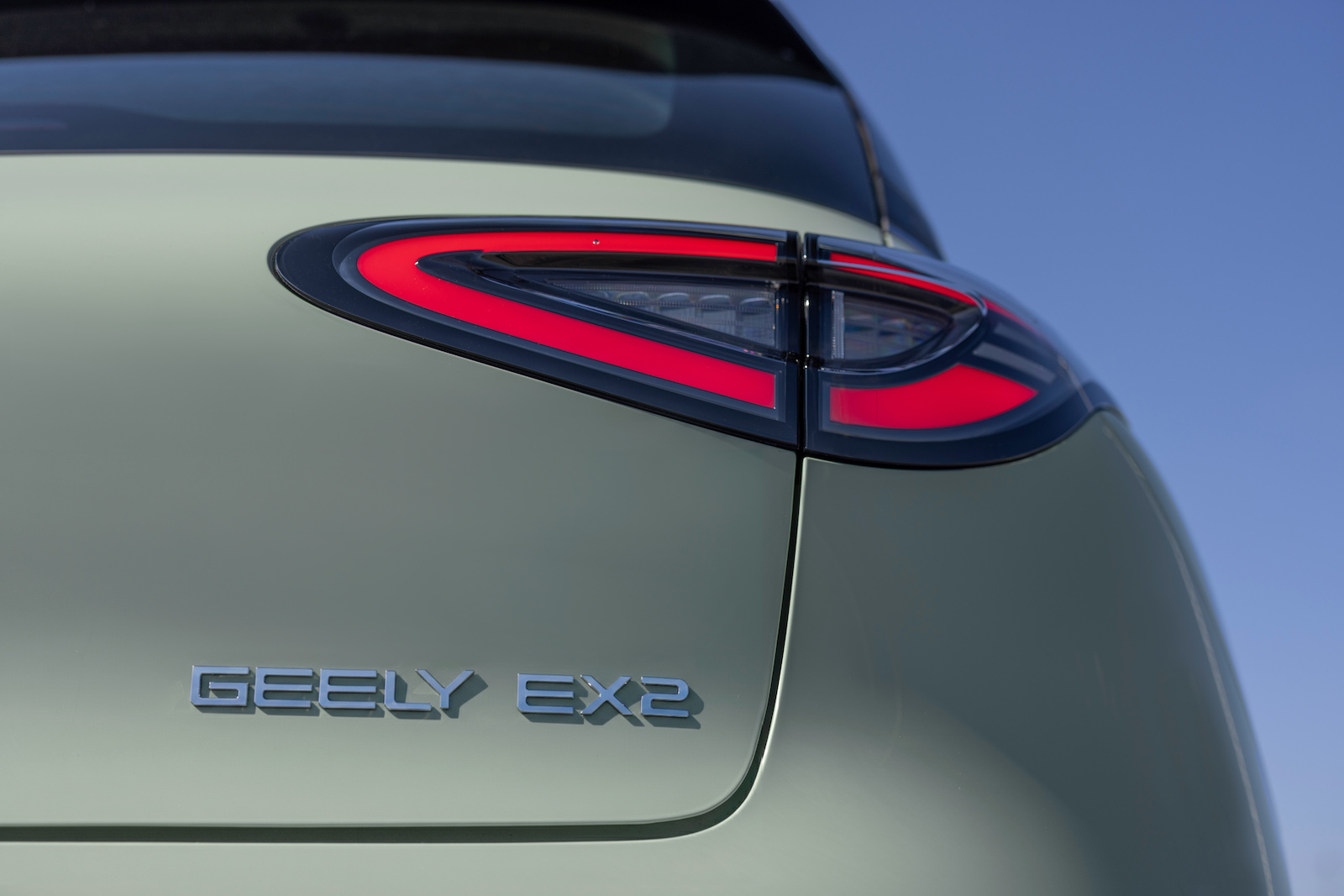 Geely postavilo hybridní motor s účinností 48,4 %. Hlásí rekordně nízkou spotřebu 2,2 l/100 km