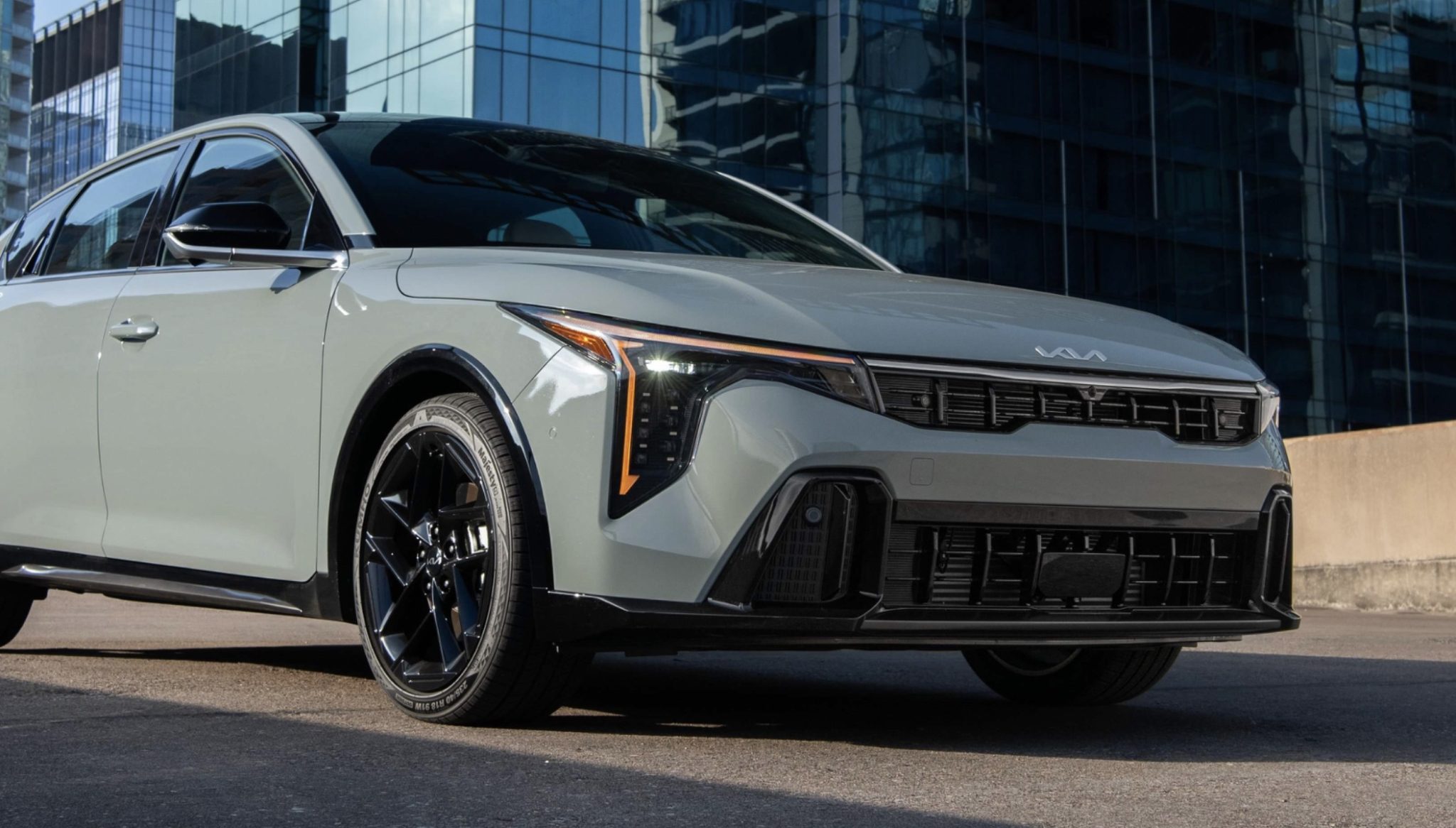 Design jako z budoucnosti, pod kapotou klasika. Nová Kia K4 kombi posouvá pravidla hry v roce 2026