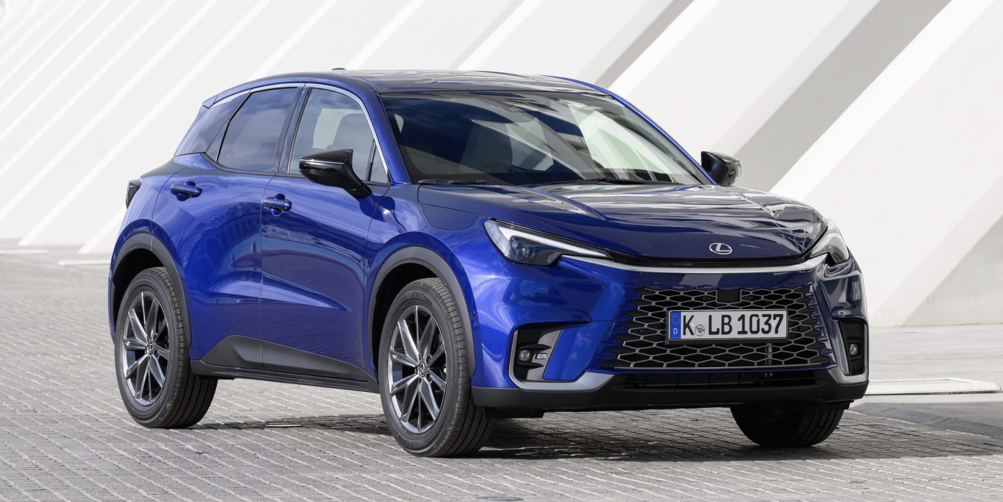 Nenechte se zmást velikostí. Uvnitř je nový Lexus čistý luxus a pod kapotou nejúspornější hybrid planety