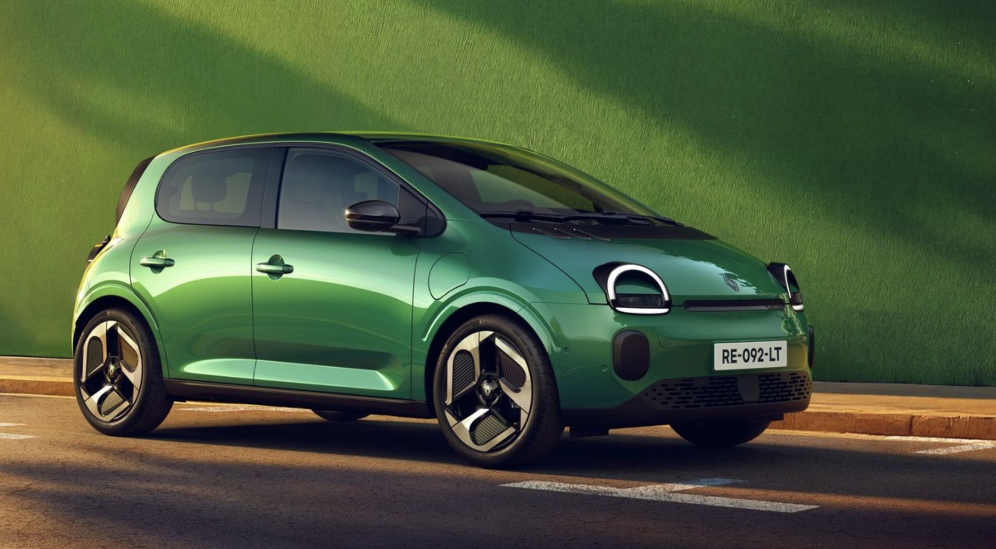 Renault zachraňuje městská auta. Nové Twingo 2026 vypadá jako z devadesátek, ale uvnitř je to čisté sci-fi