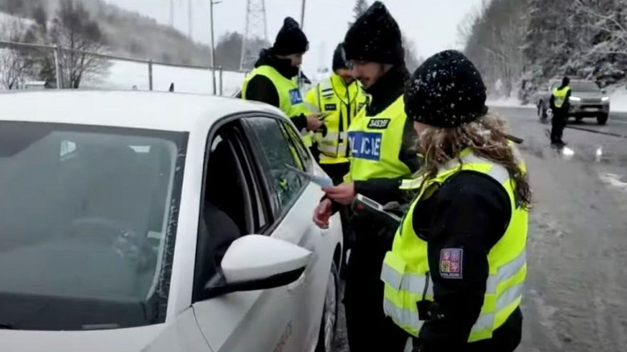 Řidiči si na sedačku hodí tašku z nákupu a netuší, že při nehodě letí padesátinásobnou silou. Policie za to rozdává pokuty
