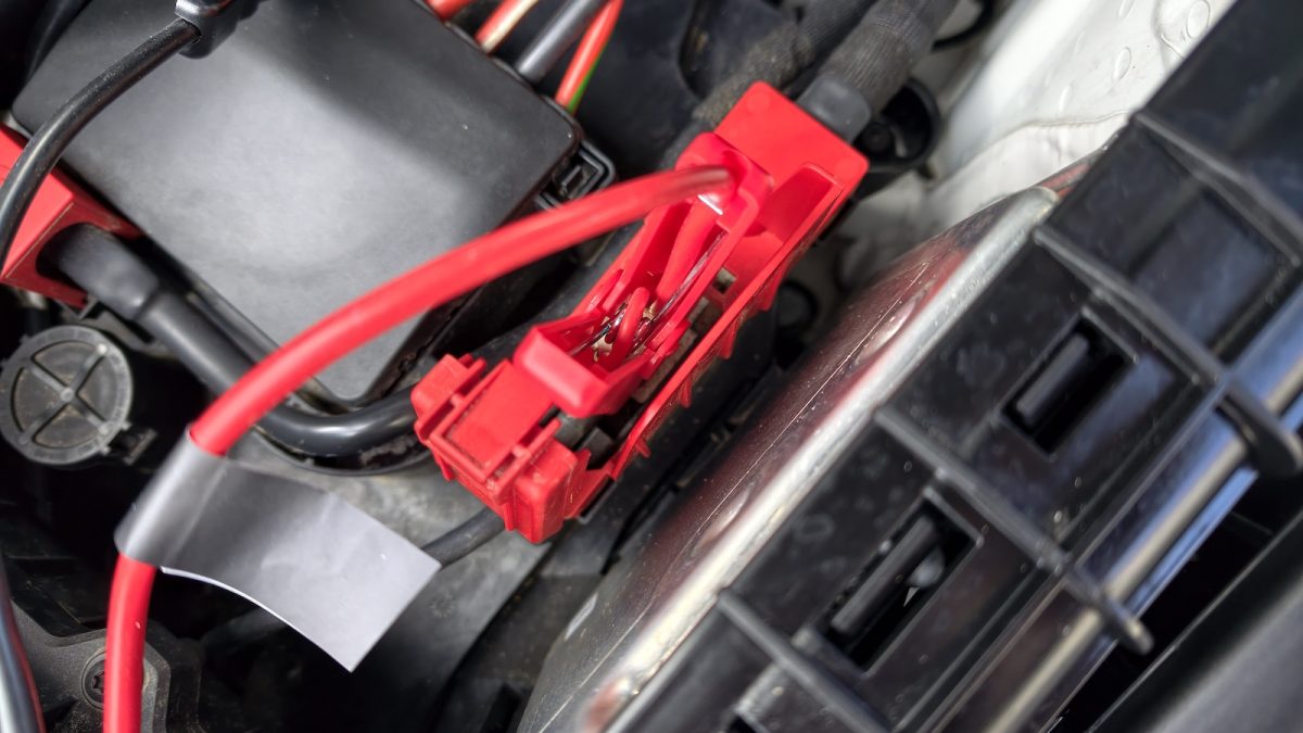 Levná autobaterie do auta se start-stopem je past. Falešné chyby na palubovce a mrtvý motor ráno