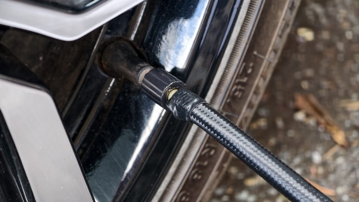 Máte v autě povinný senzor tlaku pneumatik? Výzkum odhalil, že kdokoliv vás díky němu může sledovat