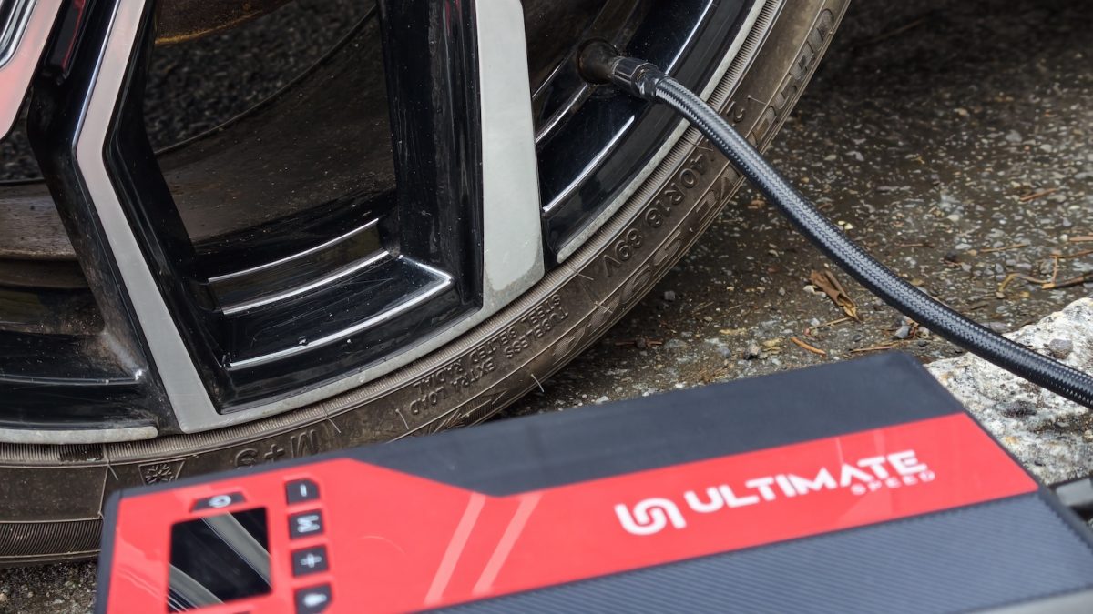 Máte správně nafouknuté pneu? Chybný tlak stojí řidiče 0,3 litru paliva na 100 km a ničí drahé gumy