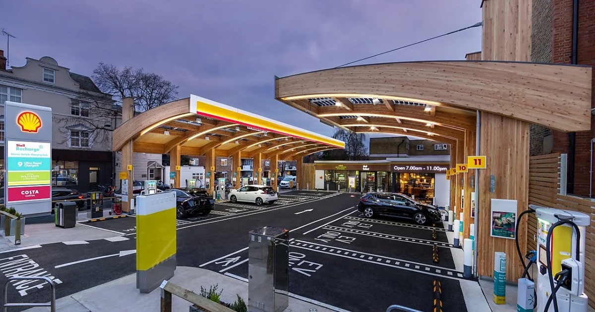 Éra přeměny benzínek odstartovala? Shell v Londýně vyřadila naftu z prodeje, místo ní zavedla nabíječky na elektro