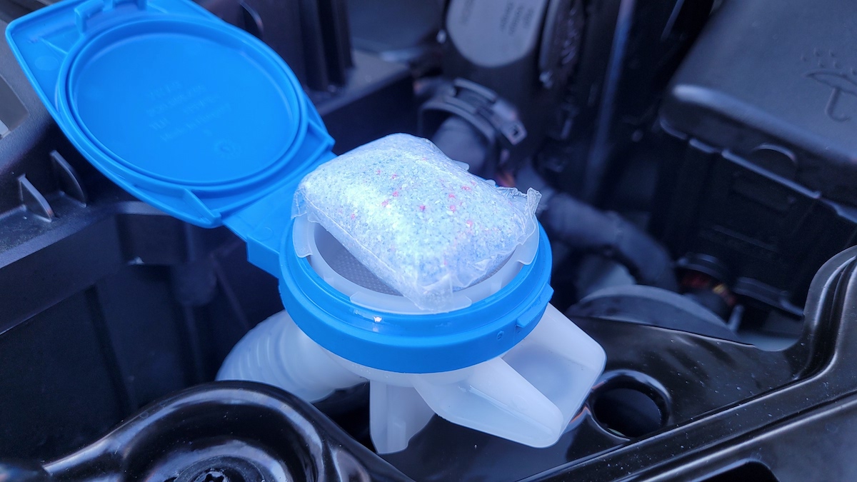 Domácí směs do ostřikovačů z tablety do myčky: Vyzkoušeli jsme, jak funguje lidový trik řidičů