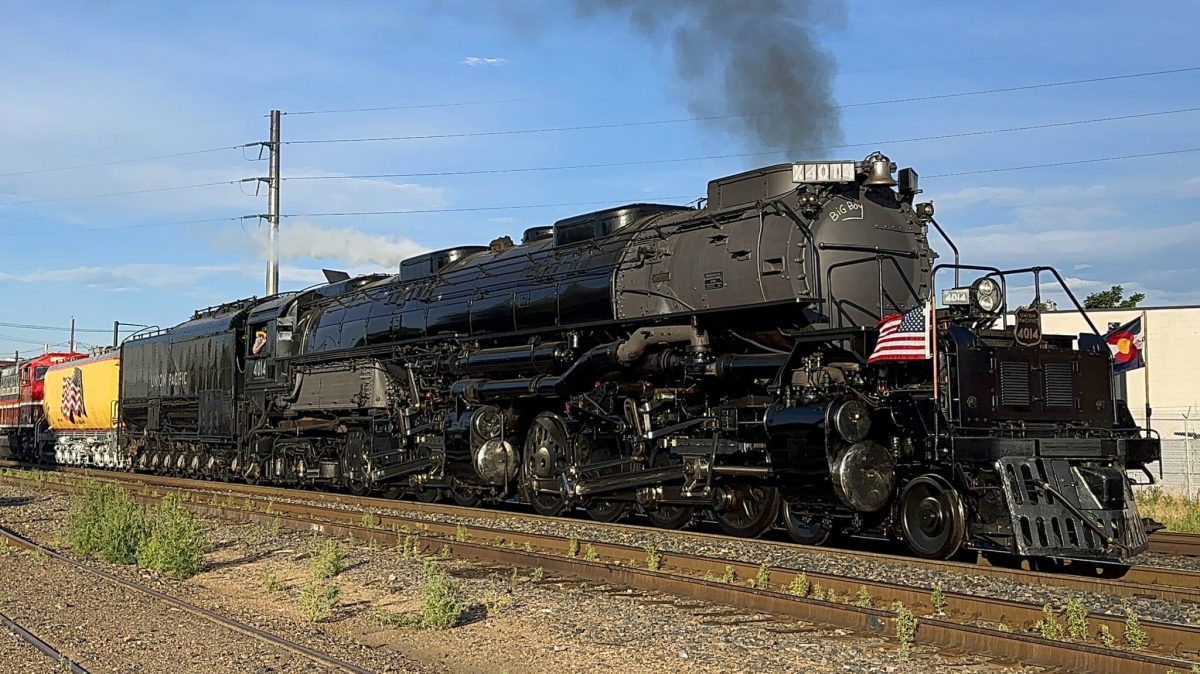 Největší parní lokomotiva na světě se vydá na historickou cestu. Váží 600 tun a probouzí se k životu