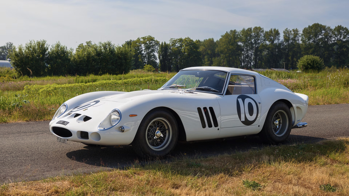 Nejvzácnější Ferrari planety hledá nového majitele. Jedinečný bílý exemplář 250 GTO míří do aukce
