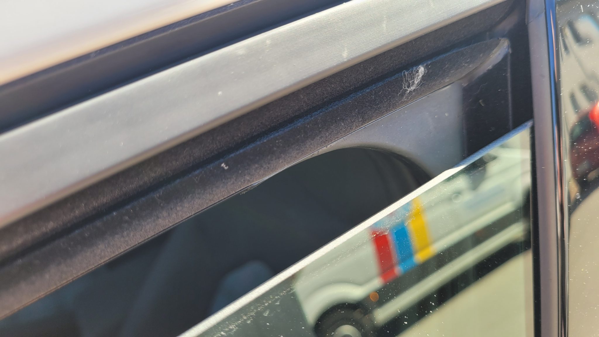 Jaro láká řidiče k větrání aut. Otevřené okno ale může podle policie znamenat pokutu