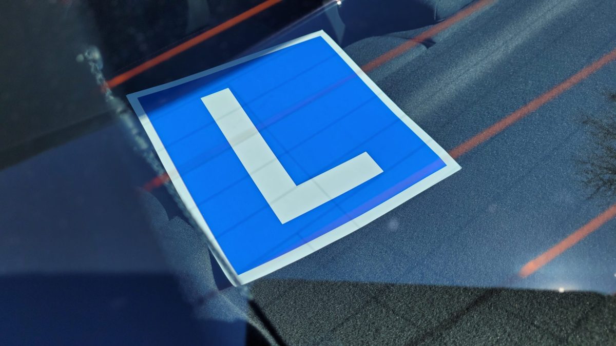 Bez autoškoly za volant? Německo návrh zvažuje, auta by měla modré značky