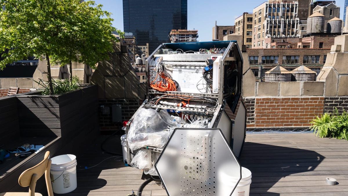 Konec nadvlády elektromobilů? Startup ukázal „benzín ze vzduchu“, který může pohánět dnešní auta bez úprav motoru