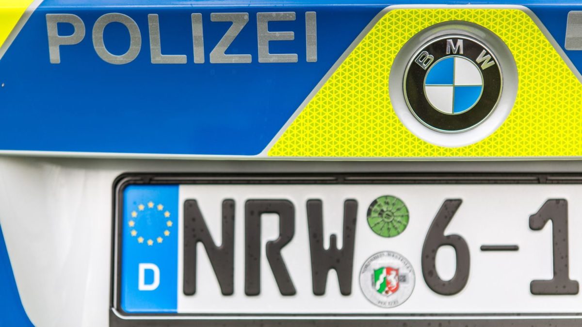 Zavedli speciální SPZ bez názvu kraje. Podle čísla za „NRW“ poznáte, jestli jde o policii nebo vládní auto