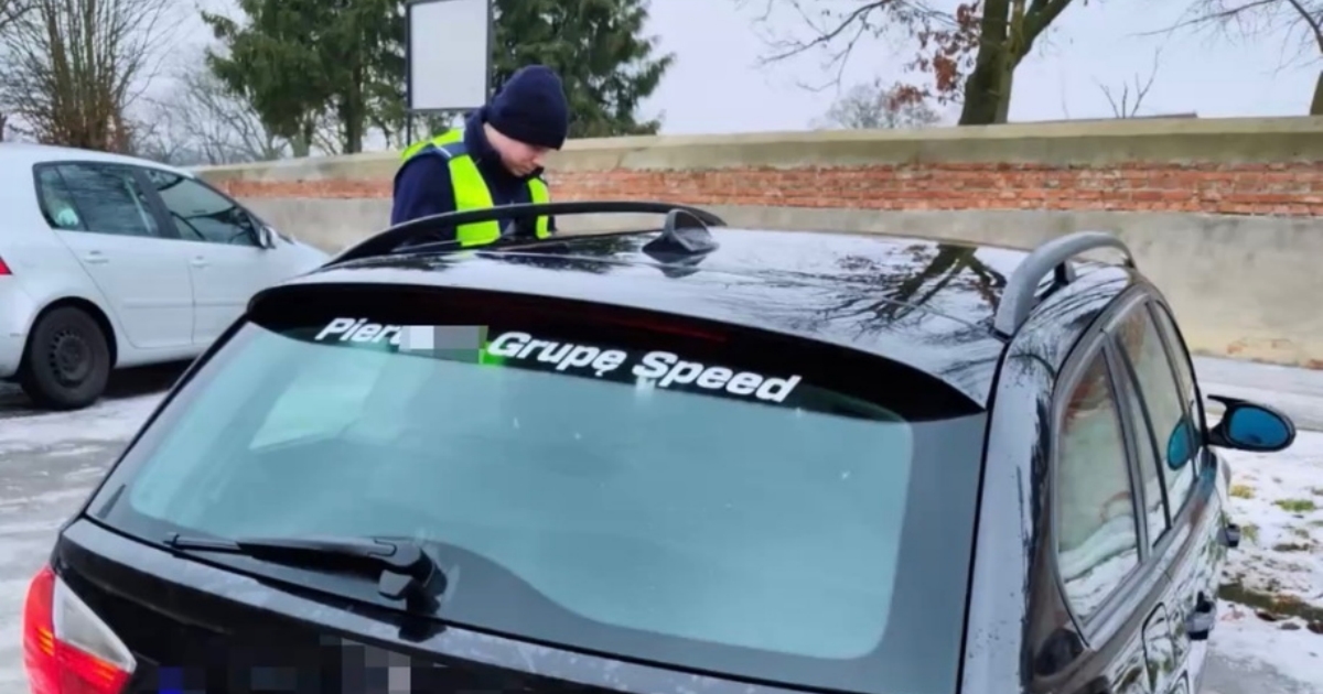 Řidič si na BMW nalepil vulgární vzkaz proti policistům. Ti mu při kontrole sebrali i technický průkaz