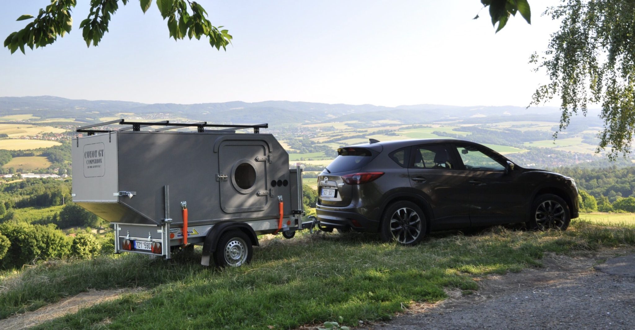 Český karavan za 127 000 Kč utáhne i nejslabší auto. Nepotřebujete řidičák ani STK a složíte ho do garáže