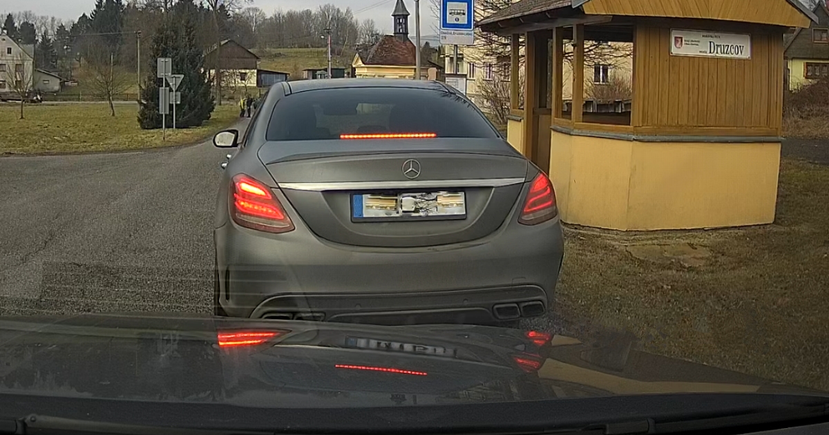 Řidič jel o 29 km/h rychleji a policisté ho chytili. U soudu řekl, že neřídil, a vyhrál. Pak zasáhl vyšší soud