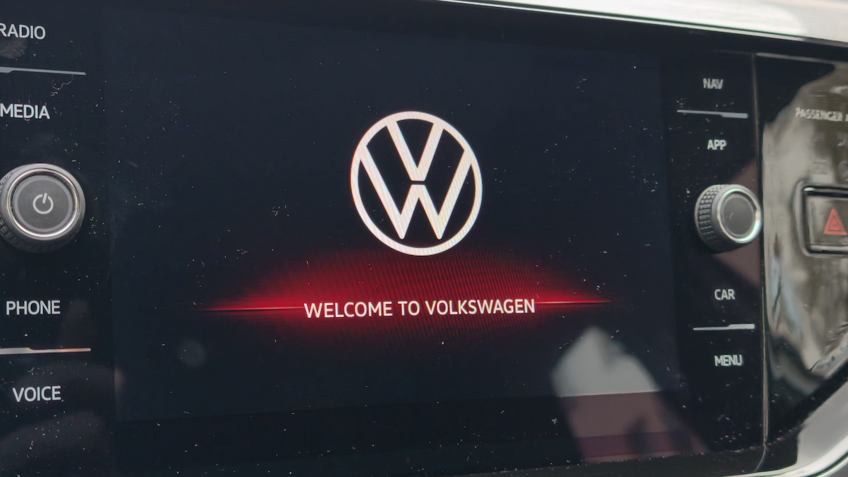 EU mění pravidla pro auta. Klíčové funkce budou muset mít fyzická tlačítka