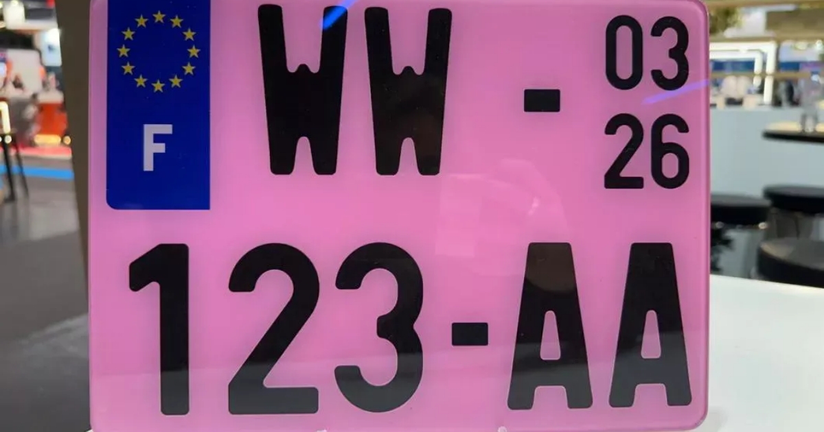 Na silnicích nově potkáte auta s růžovou SPZ: Francie mění pravidla a Evropa možná převezme systém