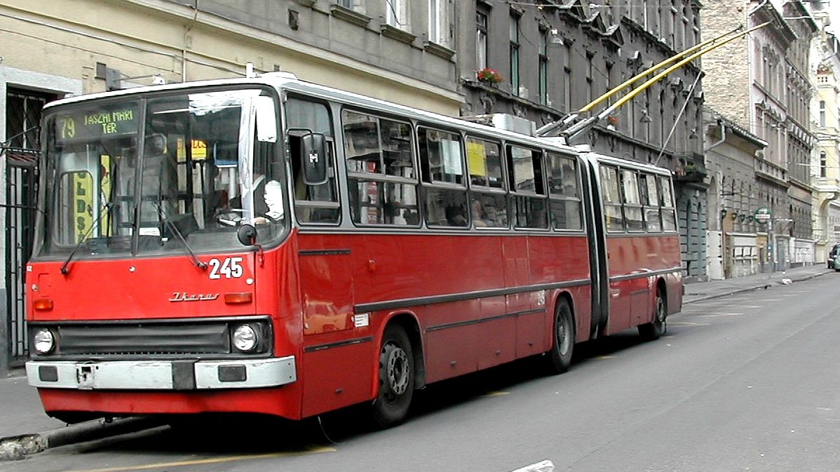 Autobus z dětství milionů Čechů se vrátil. Teď je Ikarus elektrický, stojí 11 milionů a vozí jen beton