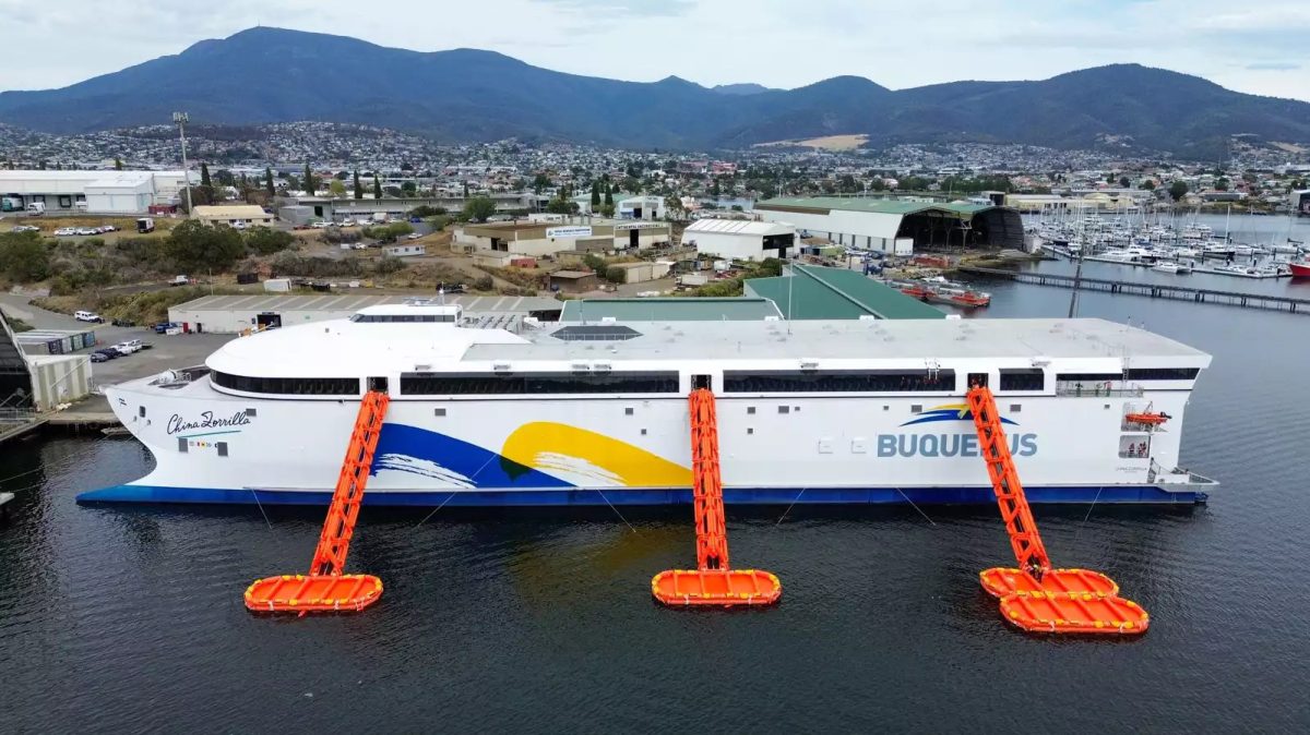 Největší elektrickou loď světa s baterií o váze 250 tun spustili na vodu. Má šanci změnit lodní dopravu