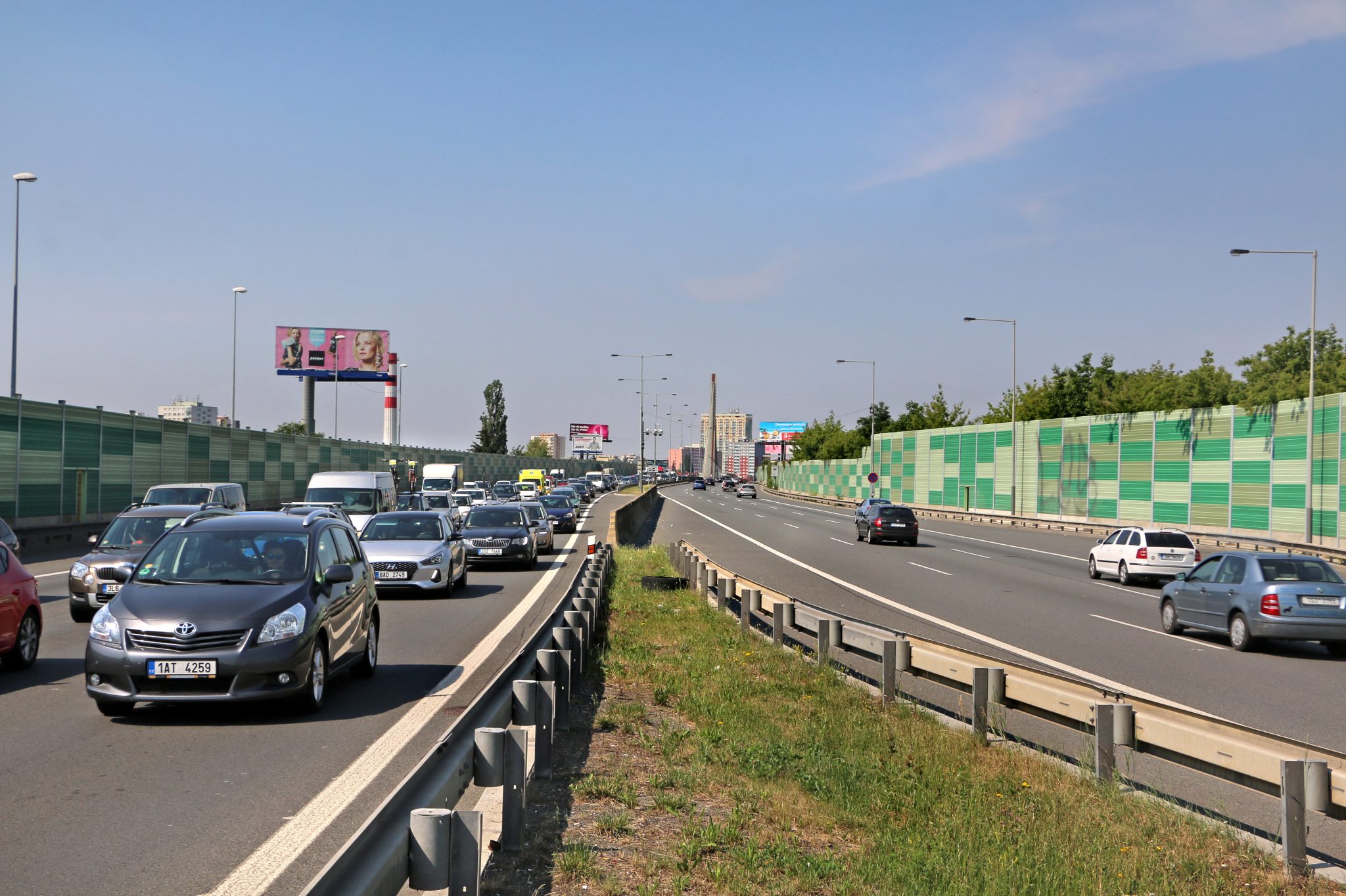 Jak jste na tom se základy silničního provozu, které by měl znát každý řidič? Třetí otázka často láme jistotu i zkušeným