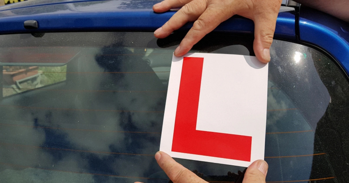 Když uvidíte na zádi auta samolepku „L“, raději zpomalte. Nový systém výuky může brzy potkat i české řidiče