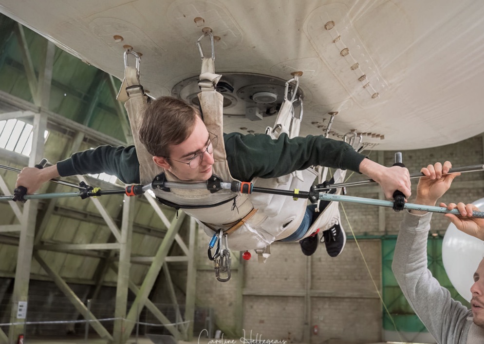 Chcete létat bez pilotního průkazu? Postavili vzdušné peříčko, které unese člověka a pohání se vlastníma rukama