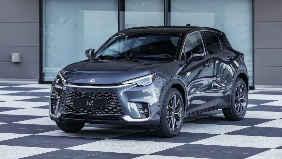 Jiné auto bychom si nekoupili: Našli jsme prémiovku, která jezdí za 3,7 litru a popírá veškerou logiku