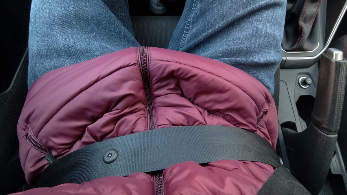 Pás přes bundu je jako žádný pás. Testy ADAC ukázaly, jak banální zimní zvyk ohrožuje orgány řidičů i dětí v sedačkách