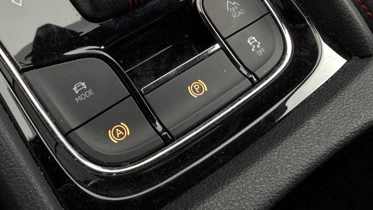 Máte v autě elektronickou ruční brzdu? Její zatažení za jízdy může skončit fatálně
