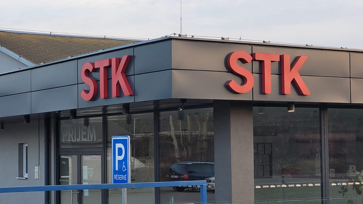 Po 100 000 km začínají problémy, ale ne u všech aut. Německý TÜV zveřejnil nový žebříček spolehlivosti