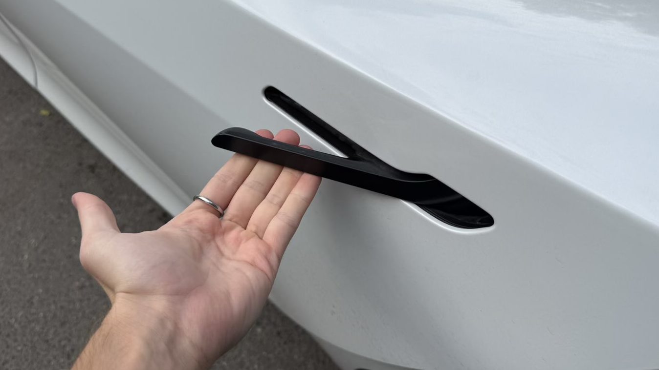 Smrtící detail elektromobilů? Funkce, kterou má Tesla, Škoda i další značky, může při nehodě uvěznit lidi v autě