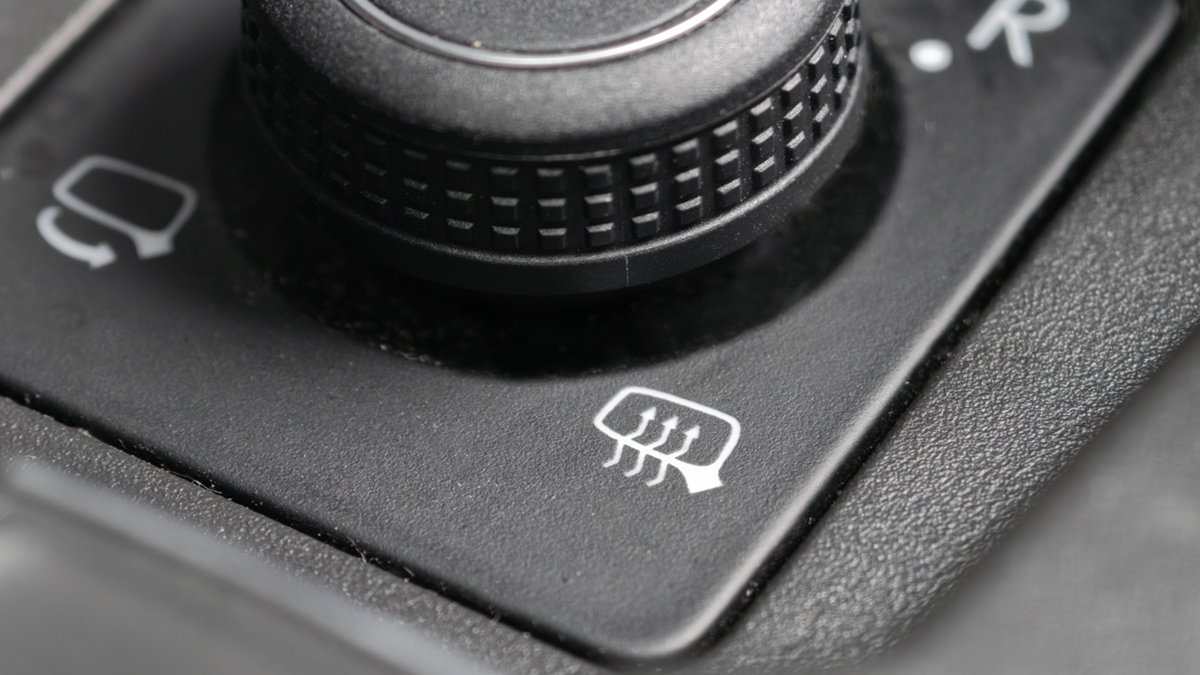 Zapomenuté funkce našich aut. Vyhřívání zrcátek je standardem, o jehož zapínání řidiči často nevědí