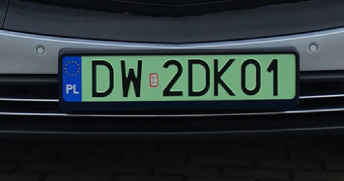 Spalovací auta dostanou zelené SPZ: Polsko mění pravidla pro ojetiny. Česko se může inspirovat