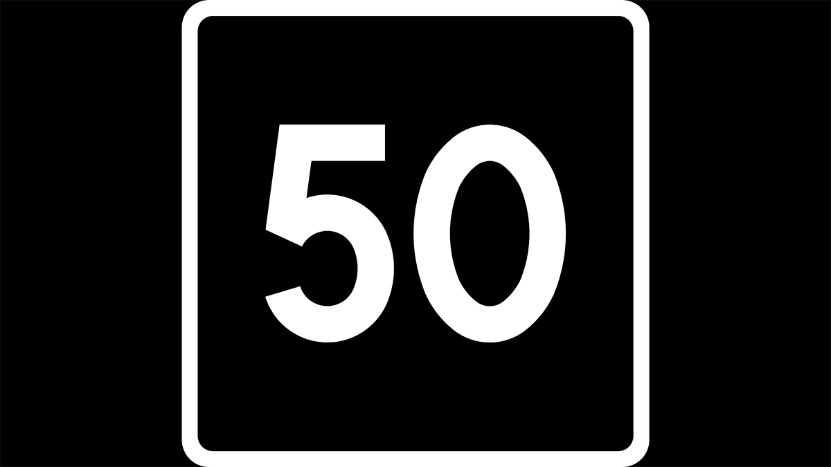 Řidiči v panice brzdí před neznámou značkou. Černý čtverec s číslem 50 nachytal už tisíce lidí