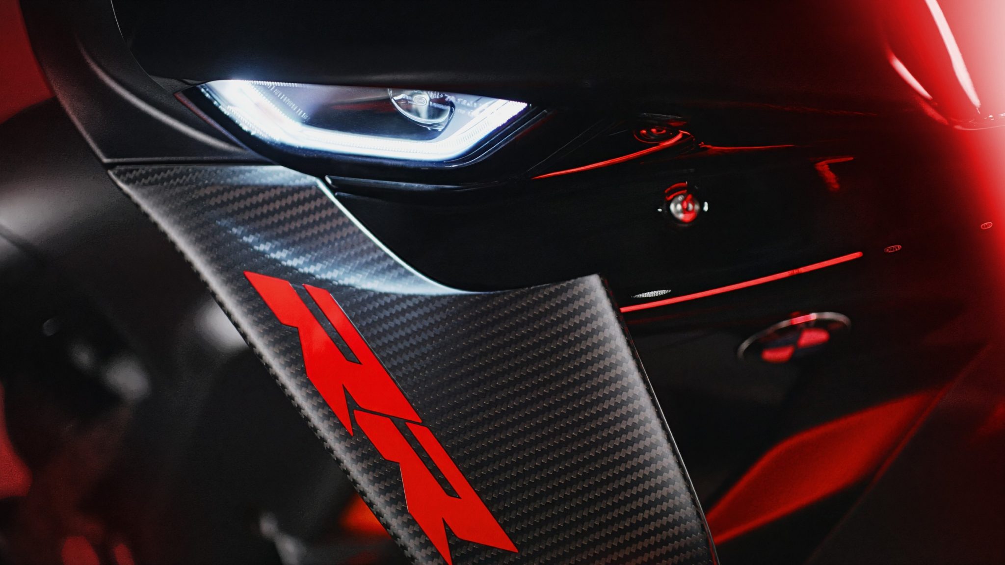 Limitovaná série BMW: Divize M spojila 690 koní, 6 kol a 2 motory. Vzácnější kombinaci stvořit nemohli