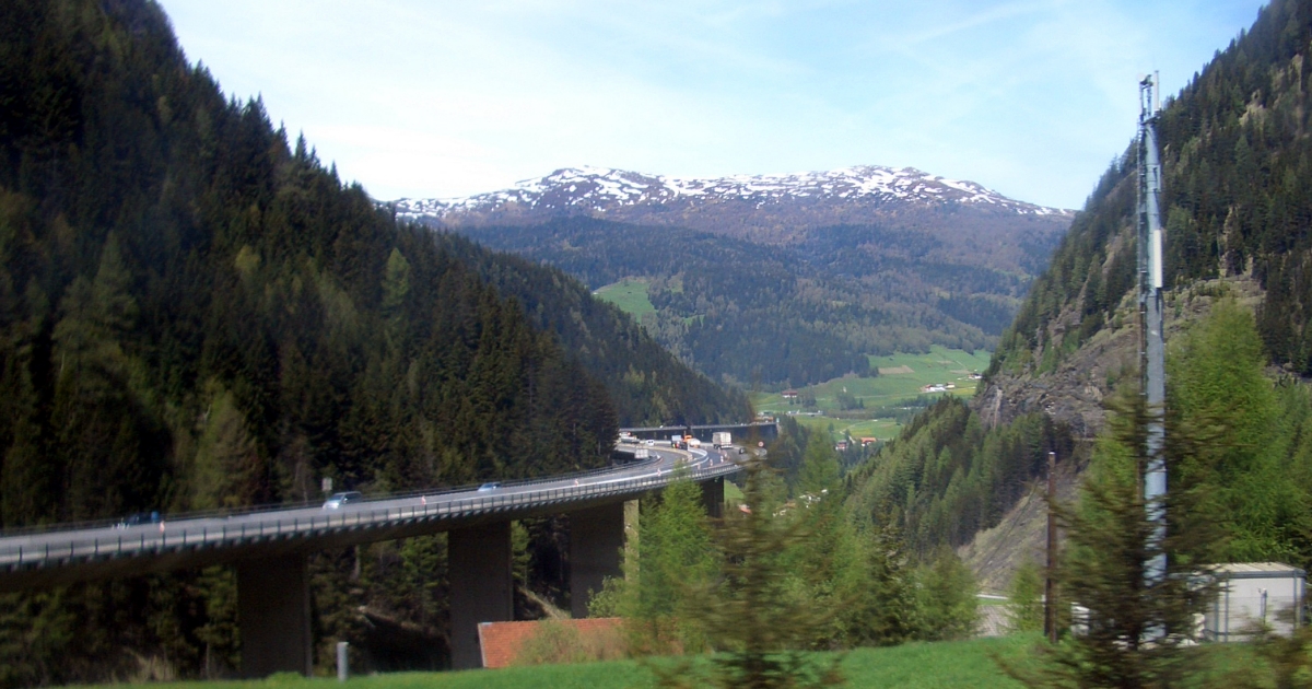 Rakousko uzavírá tepnu pro české řidiče. Demolice nejdůležitějšího mostu v Evropě způsobí kolony na 20 let