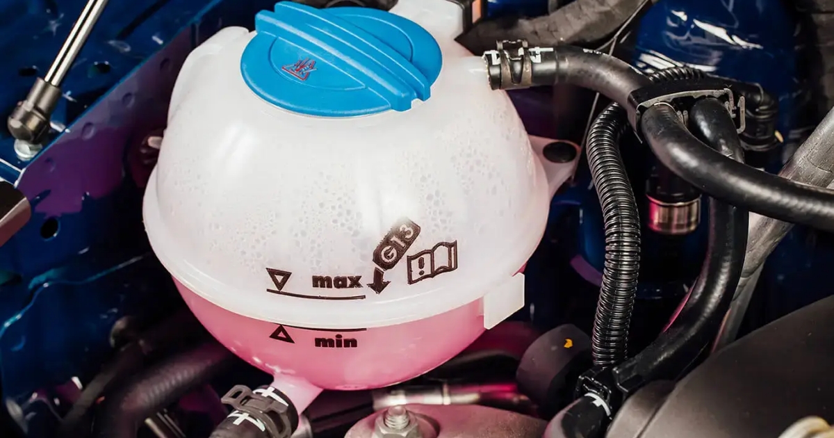 Rezavá břečka v nádržce věští katastrofu. Zanedbaná kontrola chladicí kapaliny ničí vnitřnosti auta, končí opravou motoru