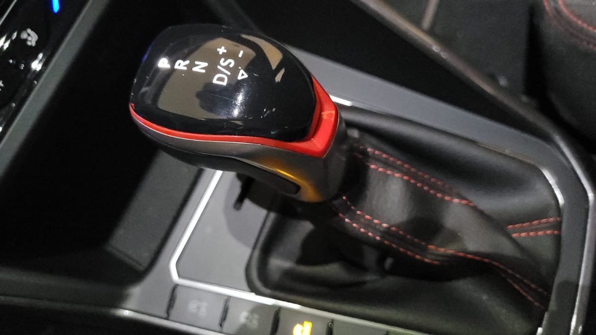 Zařadit u automatu nejdříve P, nebo zatáhnout ruční brzdu? Záleží na značce, ale auto má stát na parkovací brzdě, ne na západce