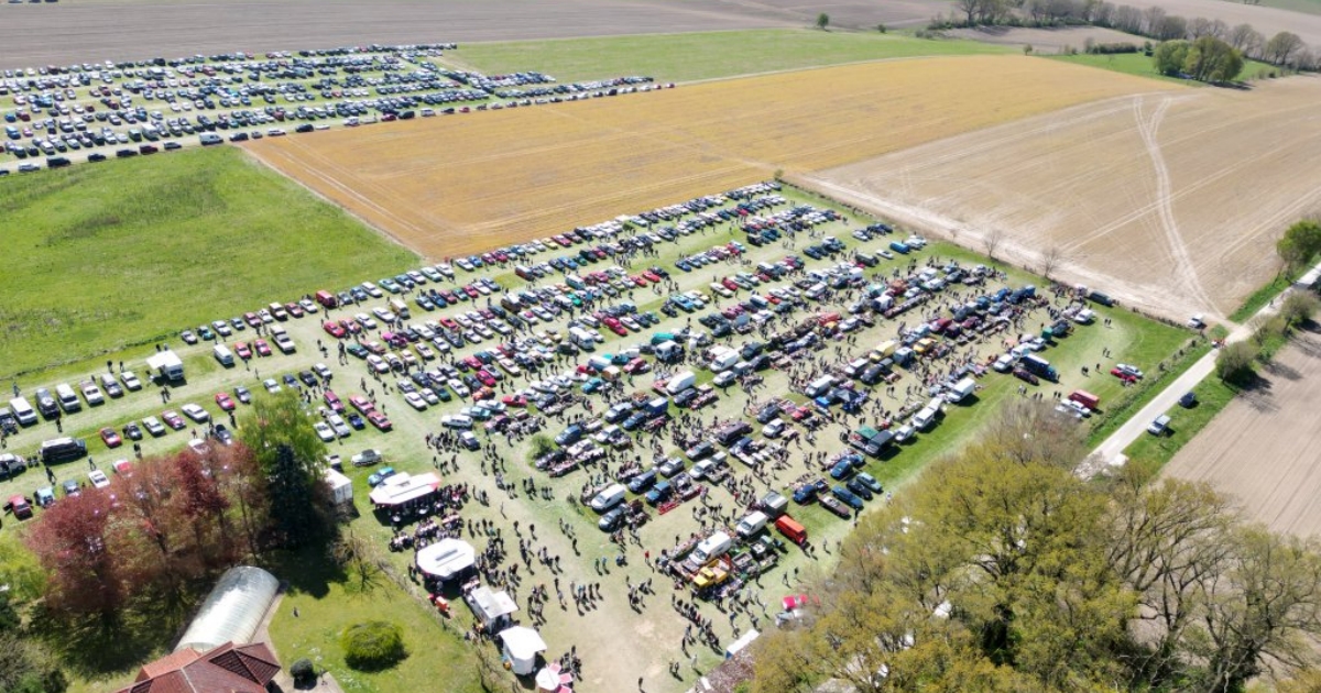 Malá vesnice se změní v ráj veteránů: Dorazí až 750 aut a 12 tisíc návštěvníků, pár hodin od Prahy