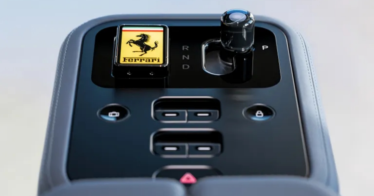 Designer iPhonu strávil 5 let ve Ferrari a došel k překvapivému závěru: Dotykové displeje v autech nedávají smysl