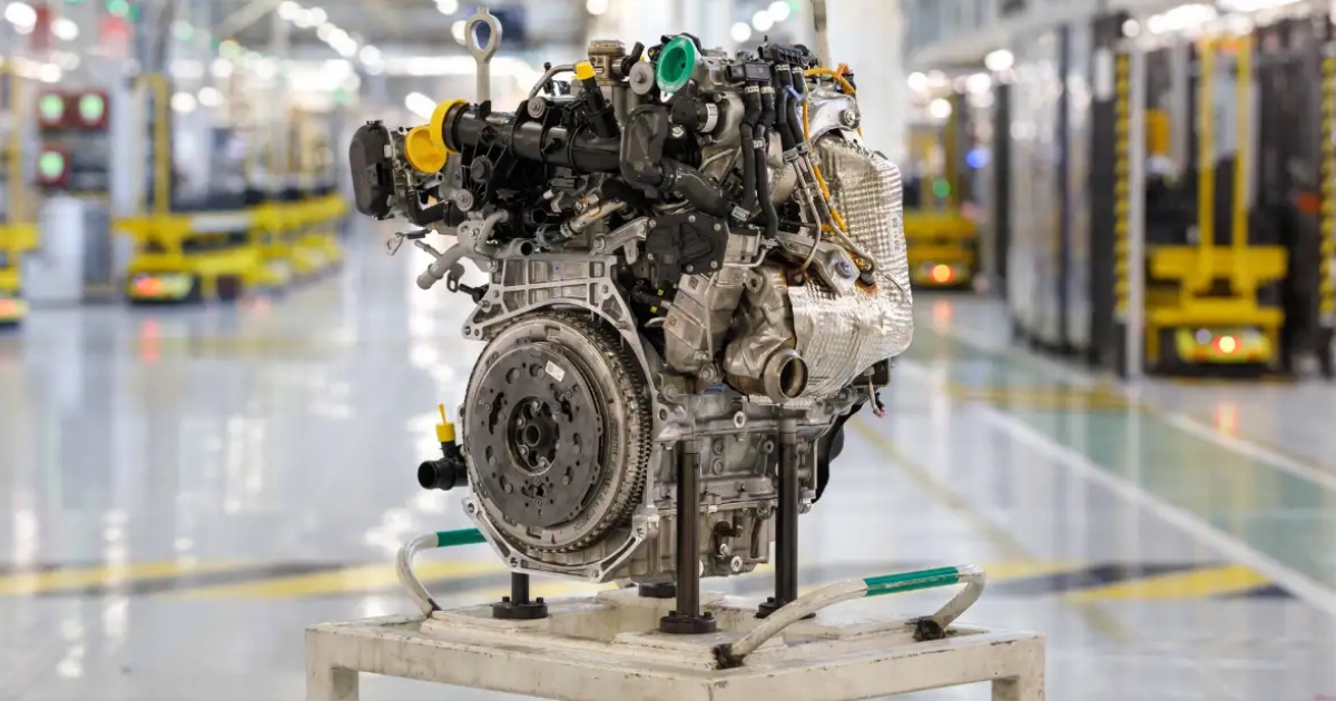 Konec nadvlády elektromobilů začíná zítra? Nový spalovák znečišťuje méně než elektro. Spotřeba? Jen 3,3 l/100 km