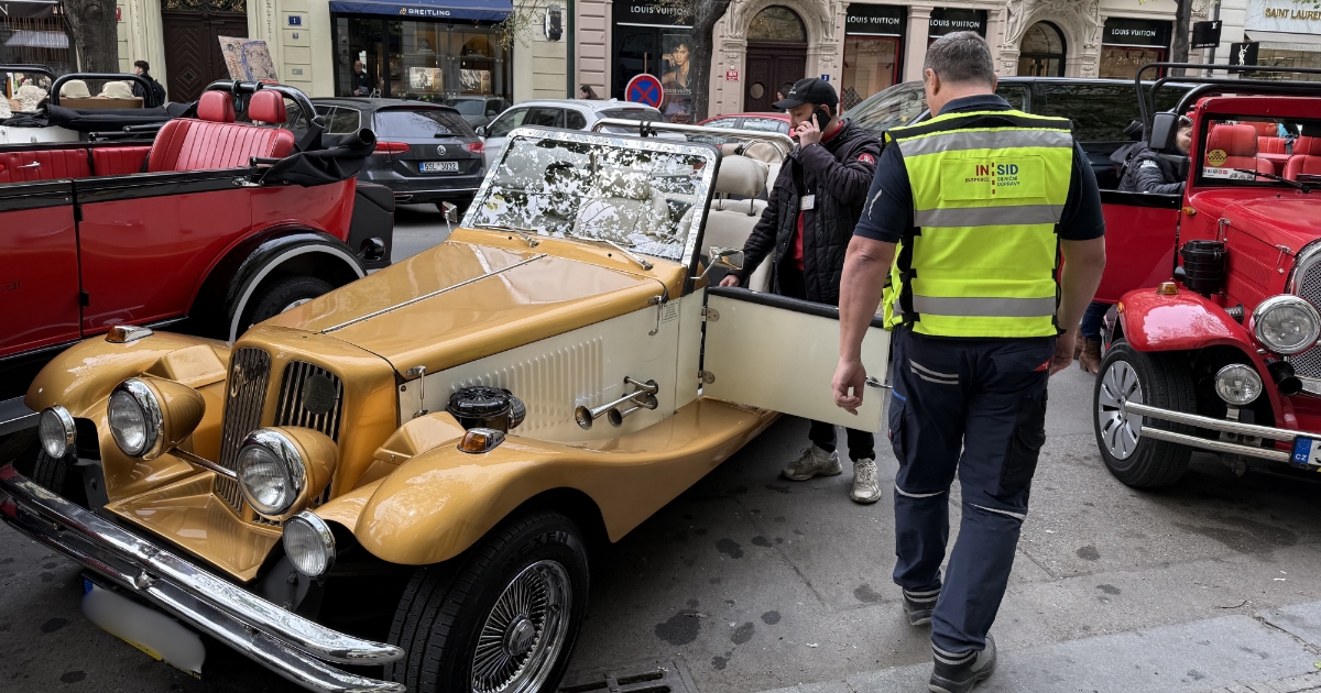 Pseudoveterány v centru Prahy neprošly kontrolou: 25 z 31 mělo vážné závady ohrožující životy. Rezavé podvozky i vadné brzdy