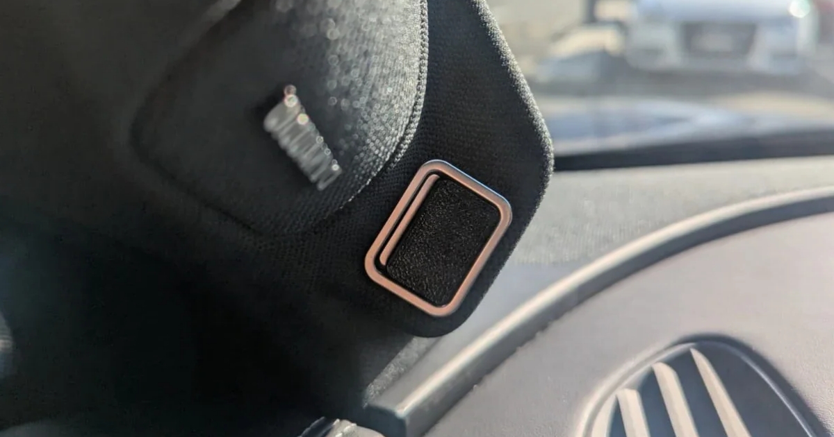 Máte v autě „skrytou“ kameru, která vás sleduje? U novějších aut je odpověď nejspíš ano. Víme, co dělá a kde ji najdete