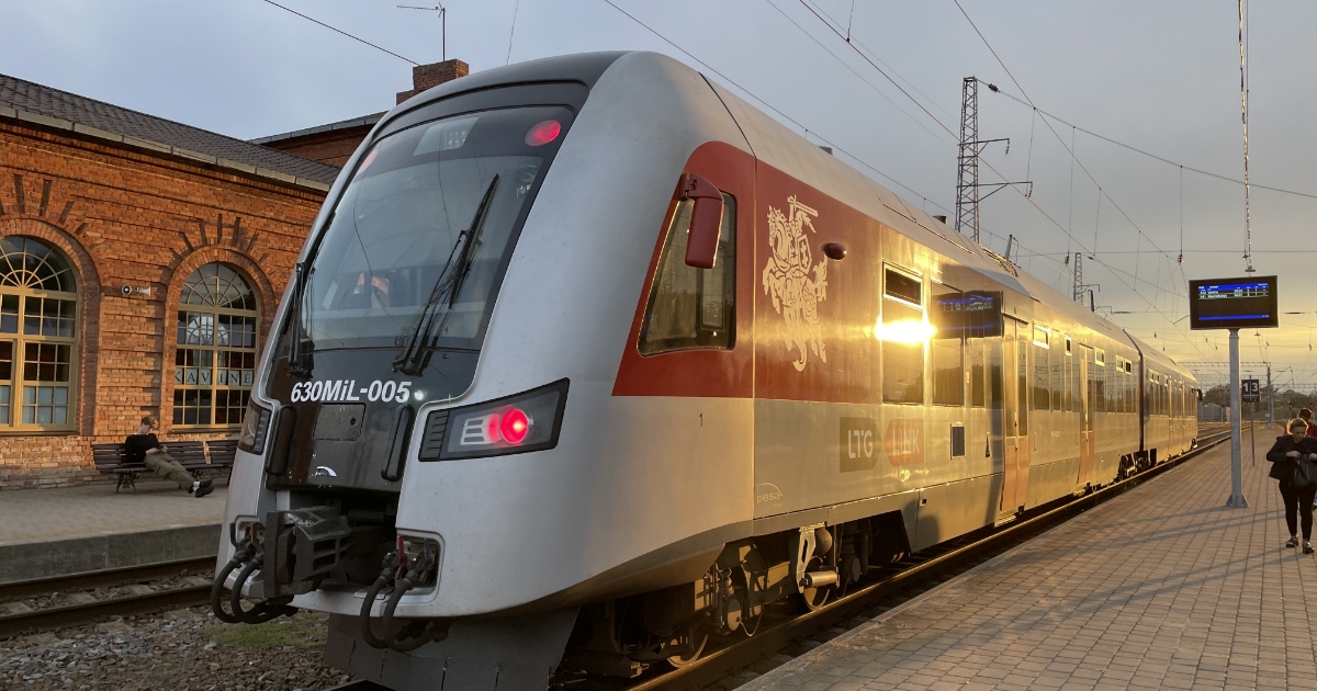 Místo levnějšího benzinu sleva na vlaky. První země EU zvolila strategii, která jinde nikoho nenapadla