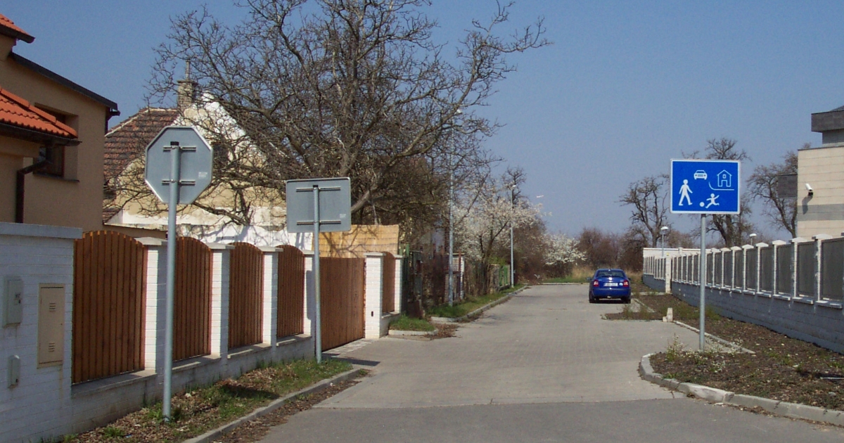 Parkoval před vlastním domem a dostal pokutu. V obytných zónách platí pravidla, která řidiči zapomínají